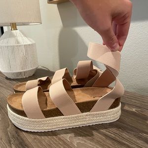 Tope colored platform sandals size 7, never worn.